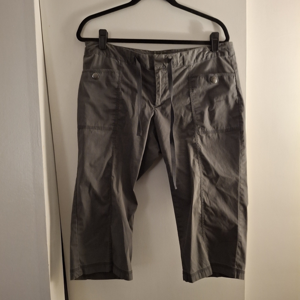 Eddie Bauer Women's Green Cargo Cropped Pants